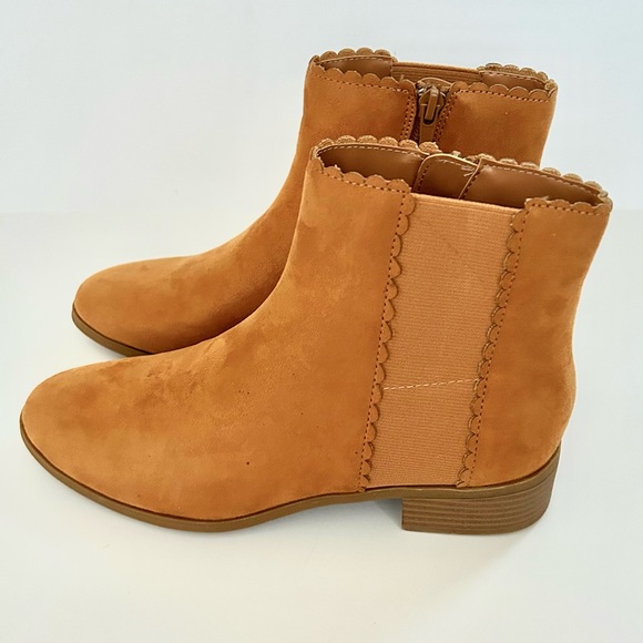 Daxi Scalloped Booties in Camel- New in Box - Picture 1 of 10